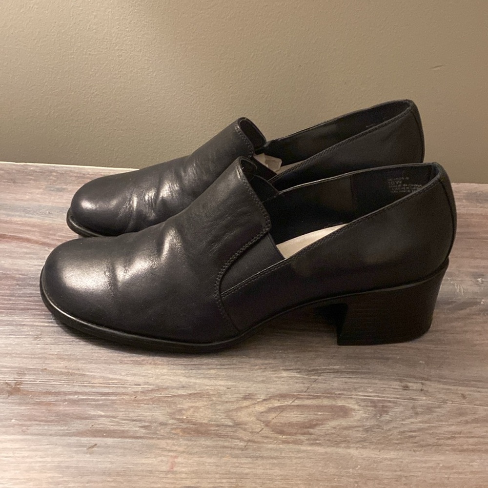 Comfy black leather Slip-on pump